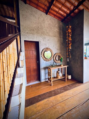 32-inch flat-screen TV with cable channels - Pousada Unaí - Casa Flor (Fernando de Noronha)