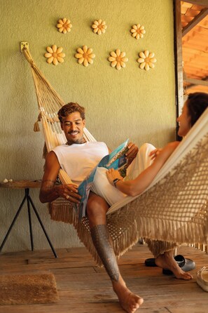 32-inch flat-screen TV with cable channels - Pousada Unaí - Casa Flor (Fernando de Noronha)