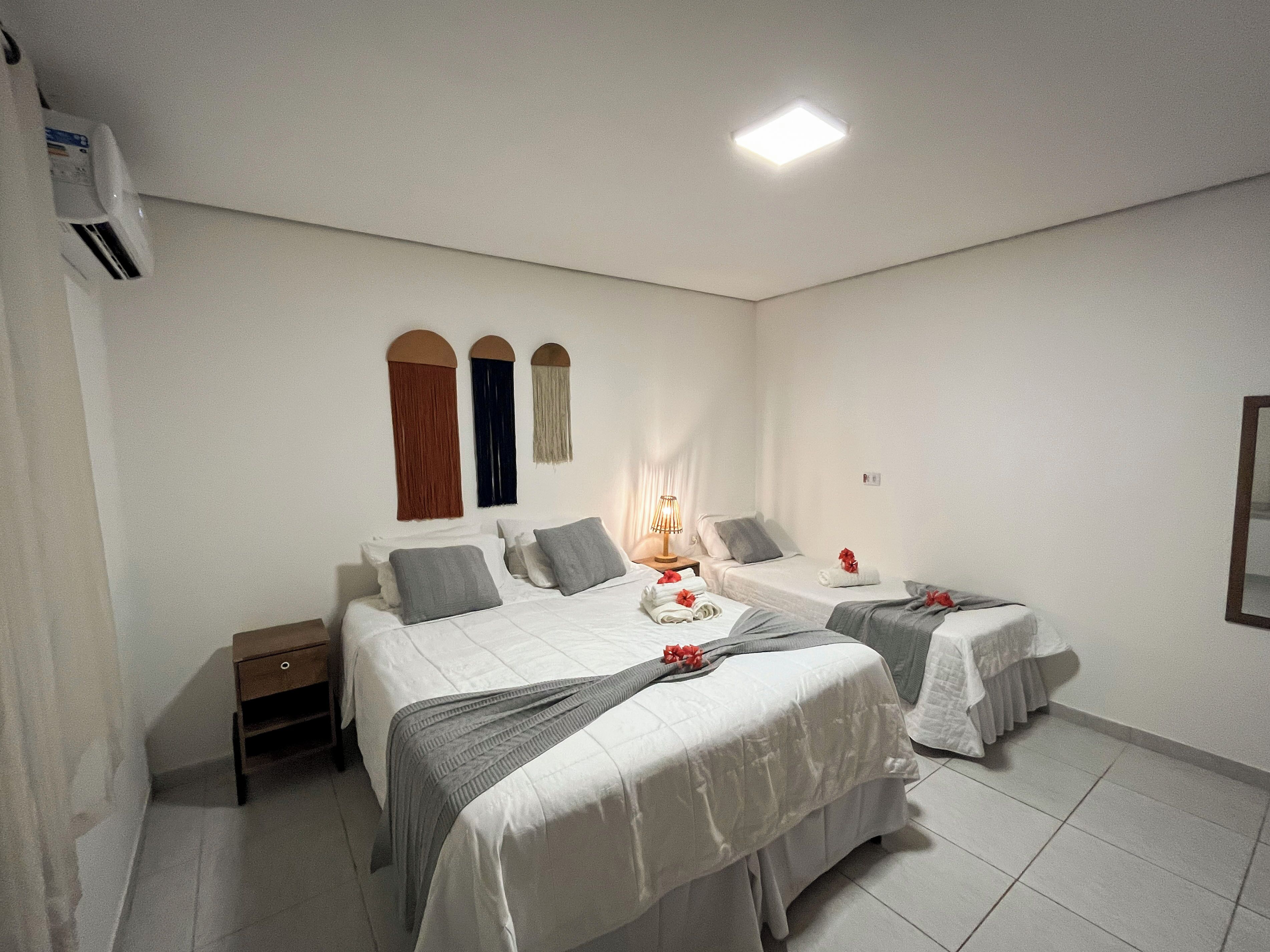 Habitación familiar | Minibar y ropa de cama