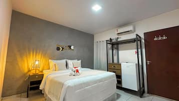 1 habitación, minibar y ropa de cama