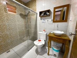 Habitación estándar | Baño | Regadera, secadora de cabello, toallas 