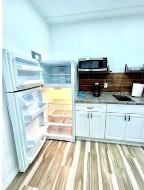 Fridge, microwave, stovetop, coffee/tea maker - “NEW” Traveler’s Getaway (Pinellas Park)