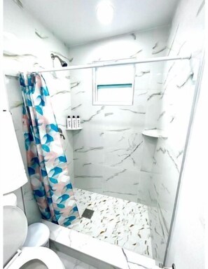 Ducha, toallas, champú y papel higiénico