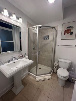 Shower, towels - Fremont St. Guesthouse - Unit 1 (Chicago)