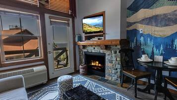 Televisión, chimenea y libros