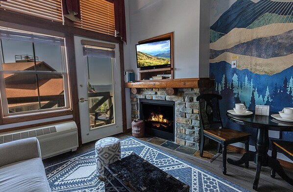 Tv, eldstad och böcker