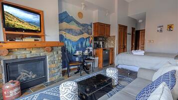 Fernseher, Kamin, Bücher