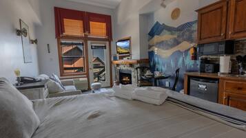 Tabla de planchar con plancha, wifi gratis y ropa de cama