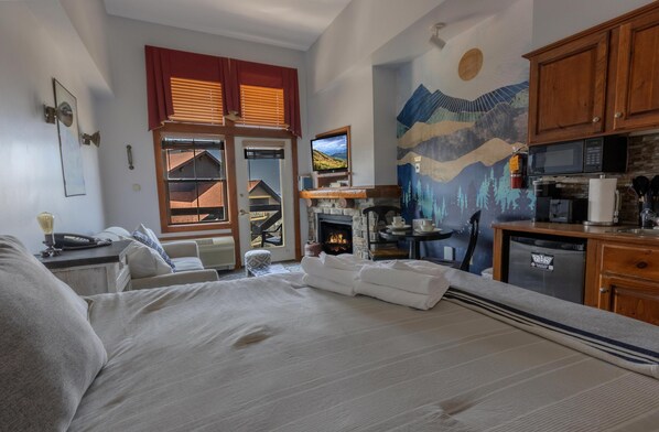 Iron/ironing board, free WiFi, bed sheets - HH 414: Frosted Evenings Retreat – Hot Tub, Village Strolls & Scenic Peaks (Snowshoe)