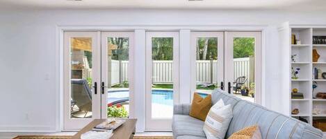 TV connectée, cheminée, espaces bureaux