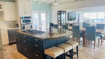 冰箱、微波炉、烤箱、炉灶