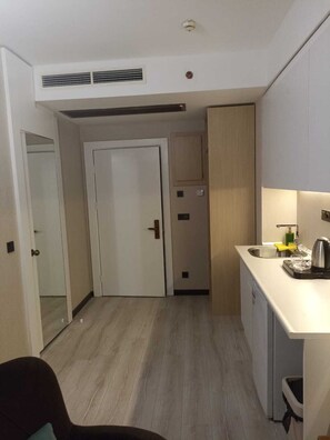 Habitación doble Deluxe, 1 cama Queen size, para no fumadores | Cocina privada | Frigobar, horno, parrilla de estufa y tetera eléctrica