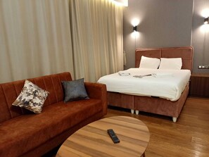 Estudi en suite econòmic | Escriptori i wifi gratuïta 