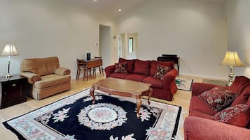 House (4 Bedrooms) | Property amenity