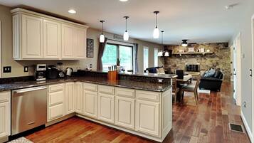 House (4 Bedrooms) | Property amenity