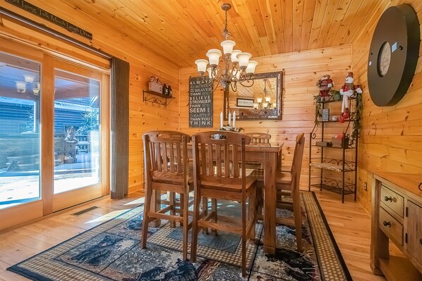 House, 5 Bedrooms, Hot Tub, Mountain View | Dining