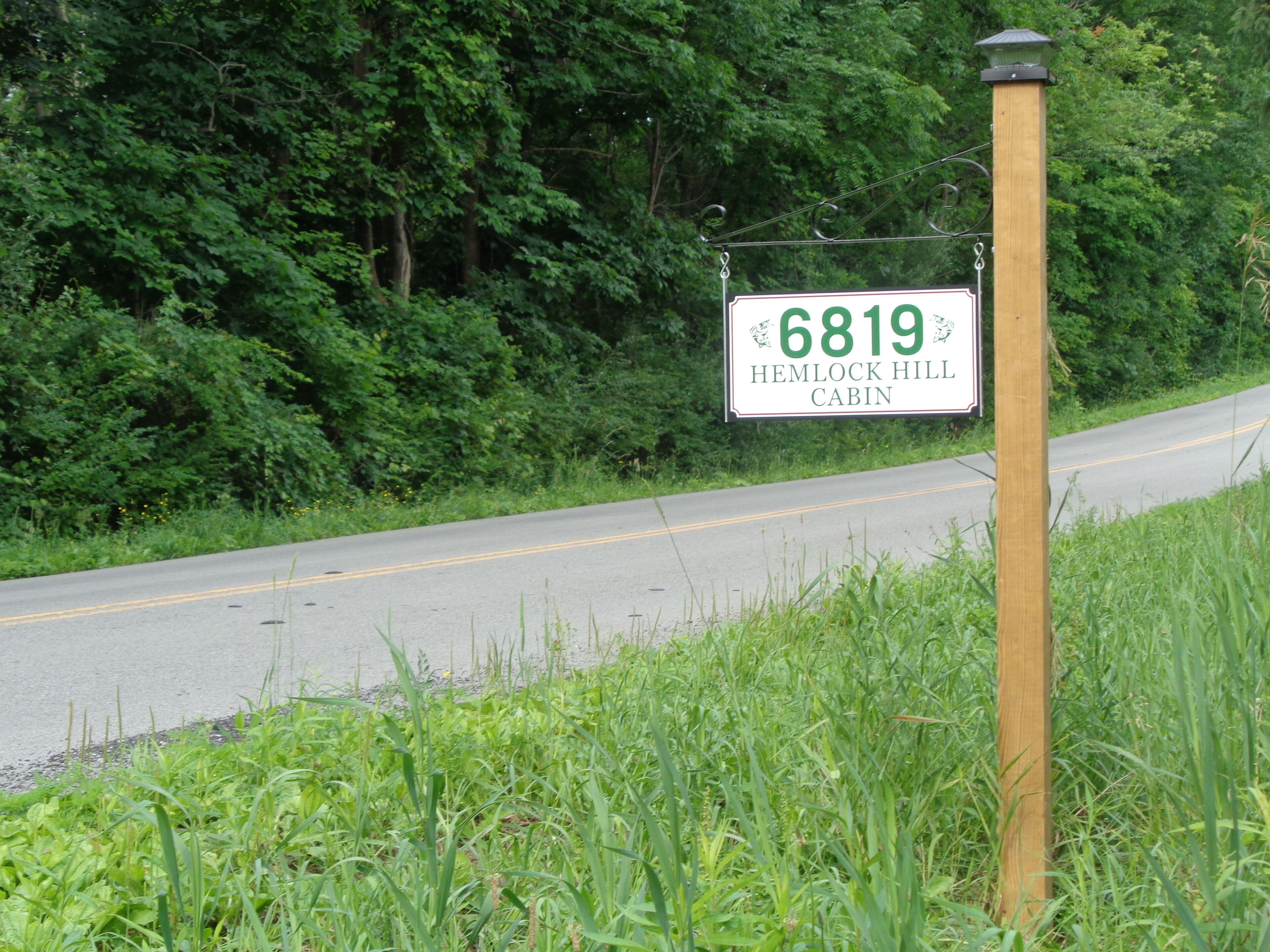 Un panneau indiquant le chalet Hemlock Hill, avec le numéro 6819.