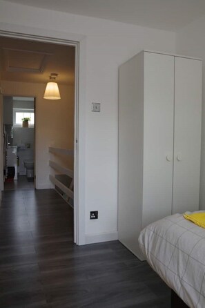 3 عدّة غرف  نوم وواي فاي وملاءات أسرّة