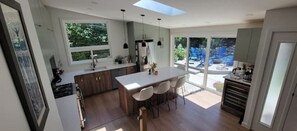 Private kitchen - New reno quiet 4 bed home near beach, events, wine (Penticton)