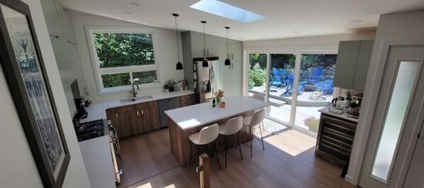 Private kitchen - New reno quiet 4 bed home near beach, events, wine (Penticton)