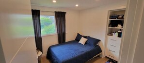 Room - New reno quiet 4 bed home near beach, events, wine (Penticton)