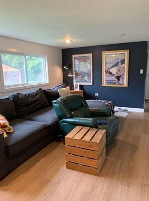 Living area - New reno quiet 4 bed home near beach, events, wine (Penticton)