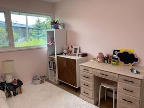 Room - New reno quiet 4 bed home near beach, events, wine (Penticton)