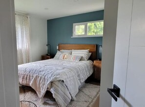 Room - New reno quiet 4 bed home near beach, events, wine (Penticton)