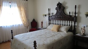 4 habitaciones, escritorio y tabla de planchar con plancha