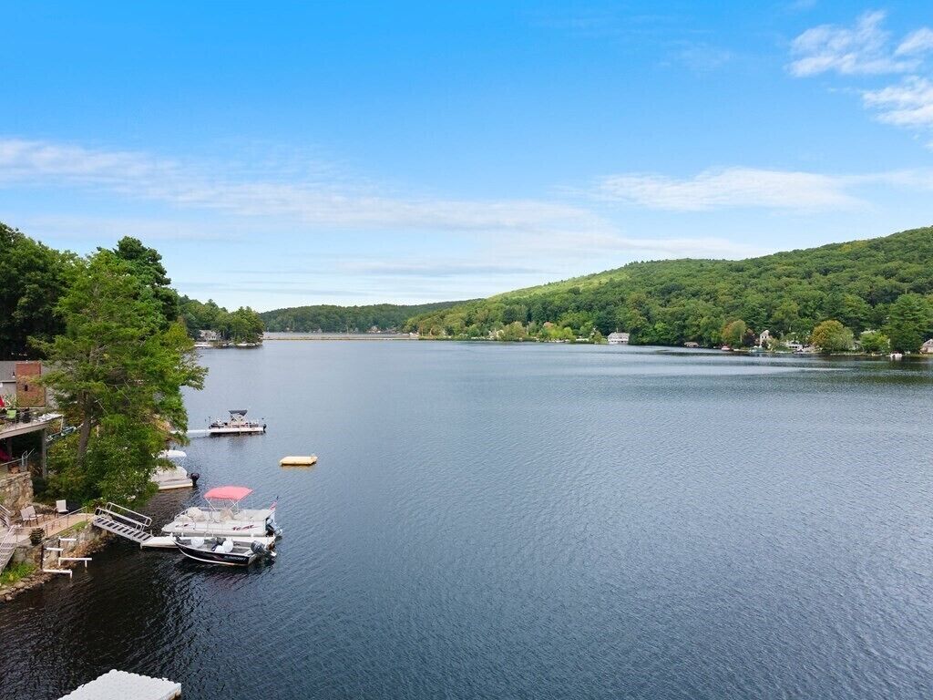 Tranquil Lake house on Hamilton Reservoir. Sleeps 7 comfortably
