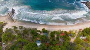 Plage, chaises longues, serviettes de plage