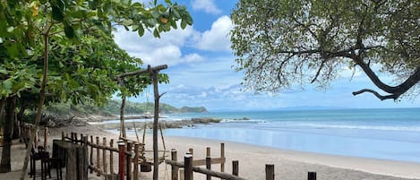 Sulla spiaggia, lettini da mare, teli da spiaggia