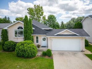 Exterior - Bright & Convenient b/w 2 Parks (Steinbach)