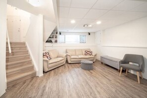 Téléviseur, livres, chaîne audio