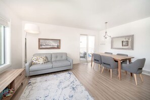 Téléviseur, livres, chaîne audio