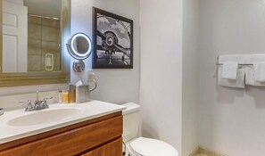 Secadora de cabello, toallas, jabón, papel de baño 