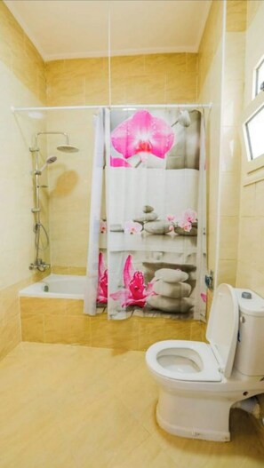 Dusche, Haartrockner, Bidet, Handtücher