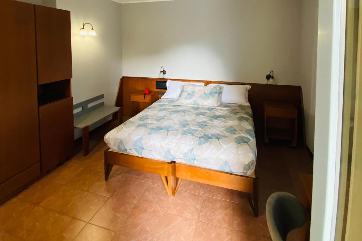 Chambre Confort Double ou avec lits jumeaux | Coffres-forts dans les chambres, bureau, Wi-Fi gratuit