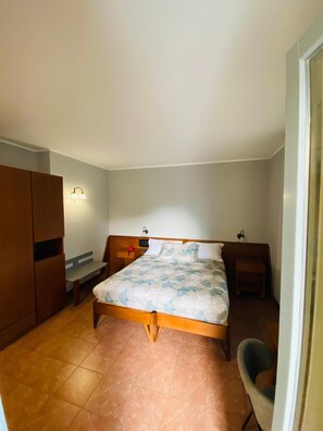 Habitació doble o amb dos llits individuals Comfort | Caixa forta a l'habitació, escriptori i wifi gratuïta 