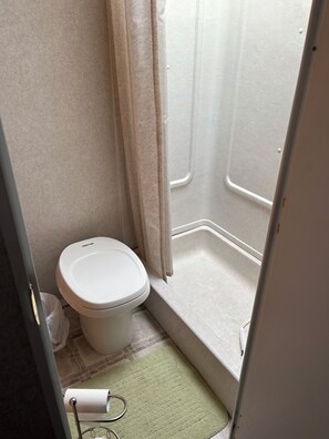 Serviettes fournies, savon, papier de toilette