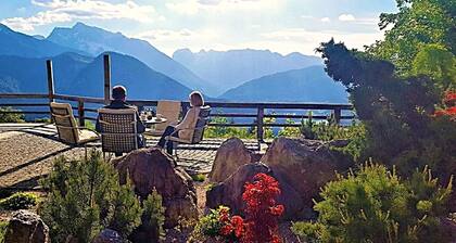 Ferienhaus hoch oben über dem Königssee mit Alpen Panorama und blick ins Tal