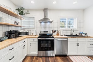 Microondas, horno, placa de cocina y lavavajillas