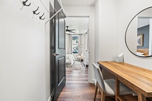 2 soveværelser, skrivebord, strygejern/strygebræt, weekendseng