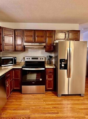 Geladeira, micro-ondas, fogão, lava-louças