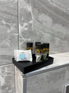 Dusj, hårføner, håndklær og såpe