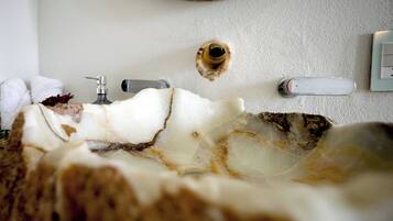 Regadera, toallas, jabón, shampoo