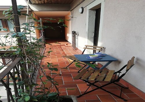 a pochi passi dai musei Accademia Carrara e GAMeC, ai piedi di Città Alta