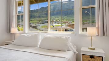 4 habitaciones, escritorio y tabla de planchar con plancha