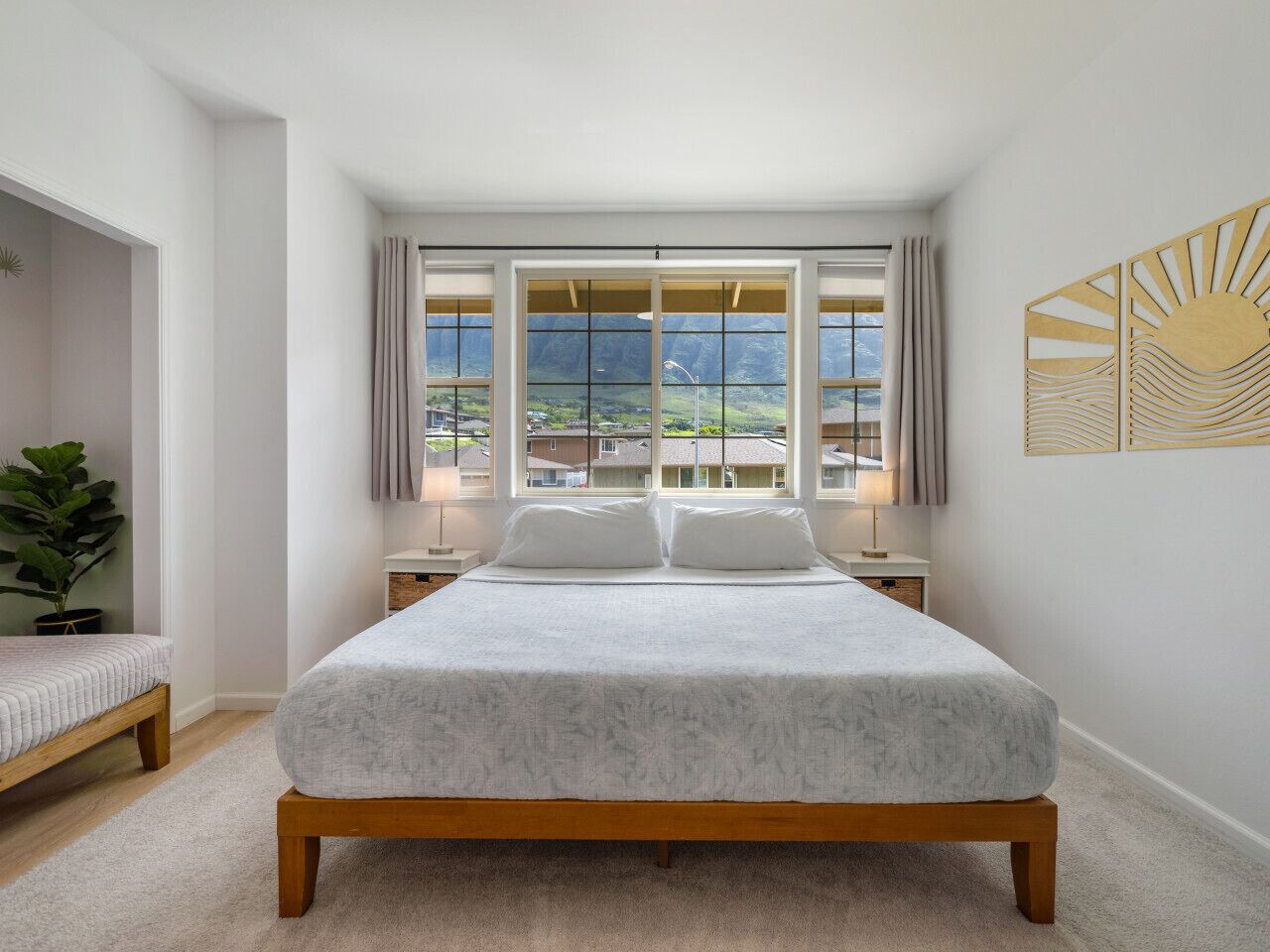 4 間睡房、書桌、熨斗/熨衫板、可攜式嬰兒床