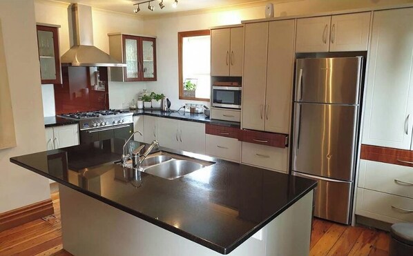 Fridge, oven, stovetop, dishwasher